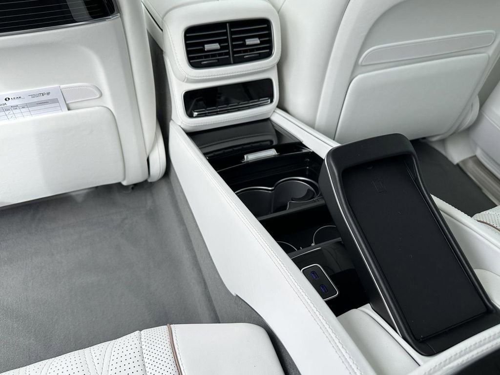 2025 Mercedes Benz GLS Maybach 600 4MATIC photo 25