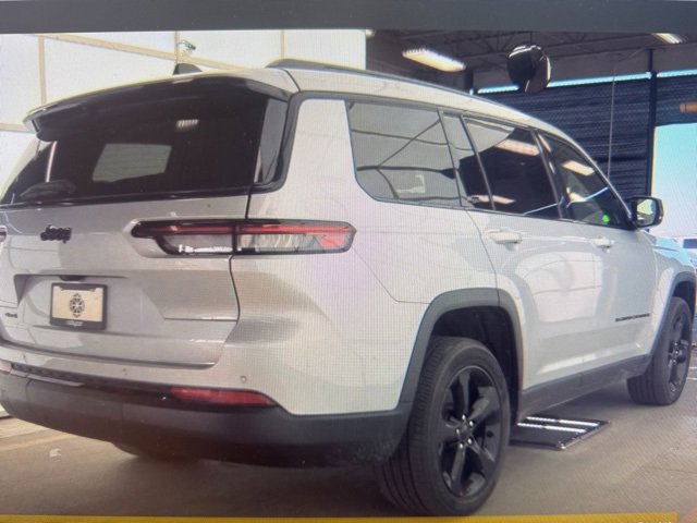 2023 Jeep Grand Cherokee Altitude photo 2