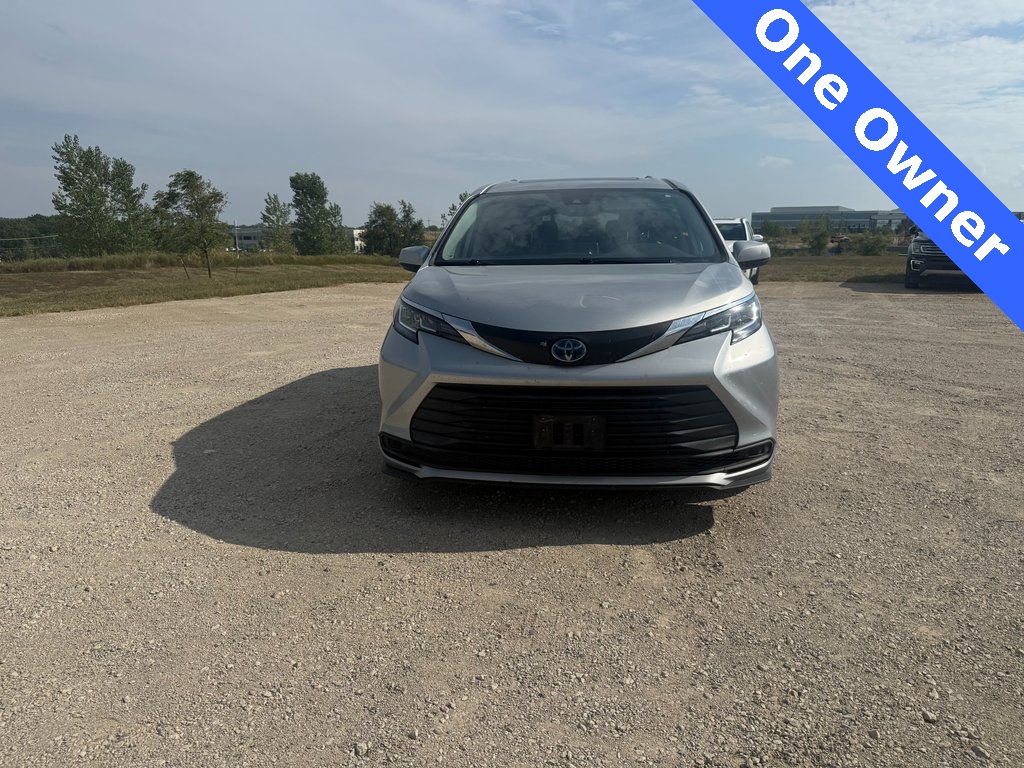 2021 Toyota Sienna LE photo 2