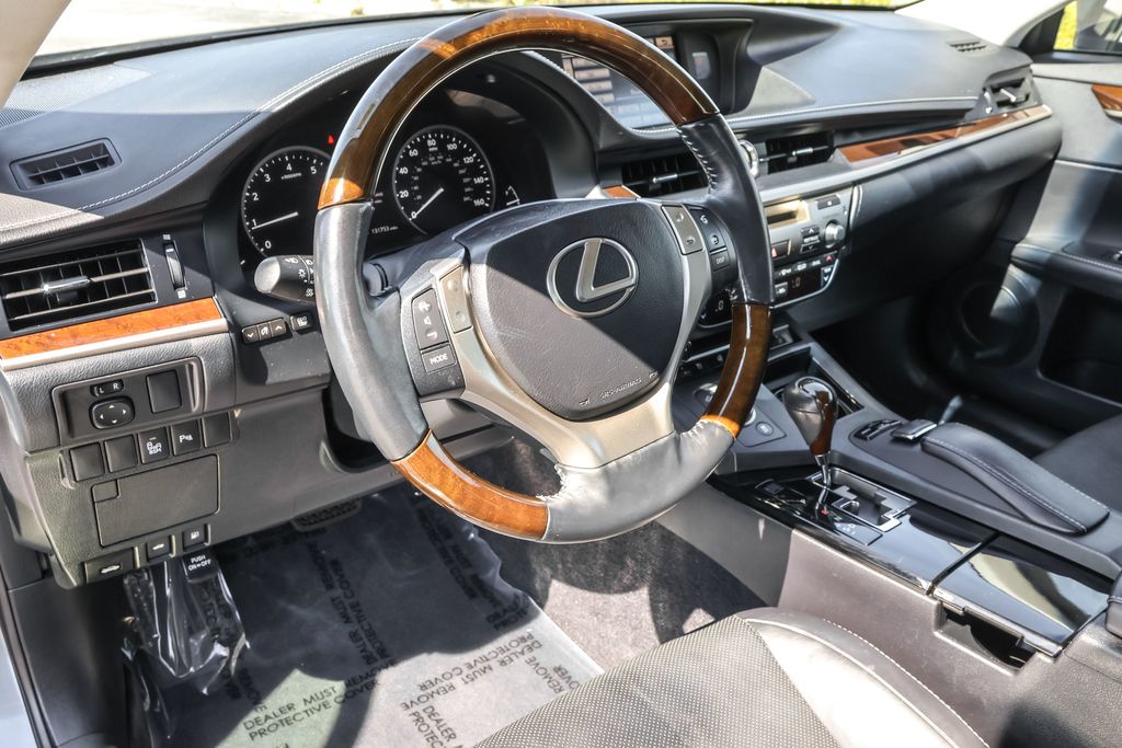 2014 Lexus ES 350 photo 3
