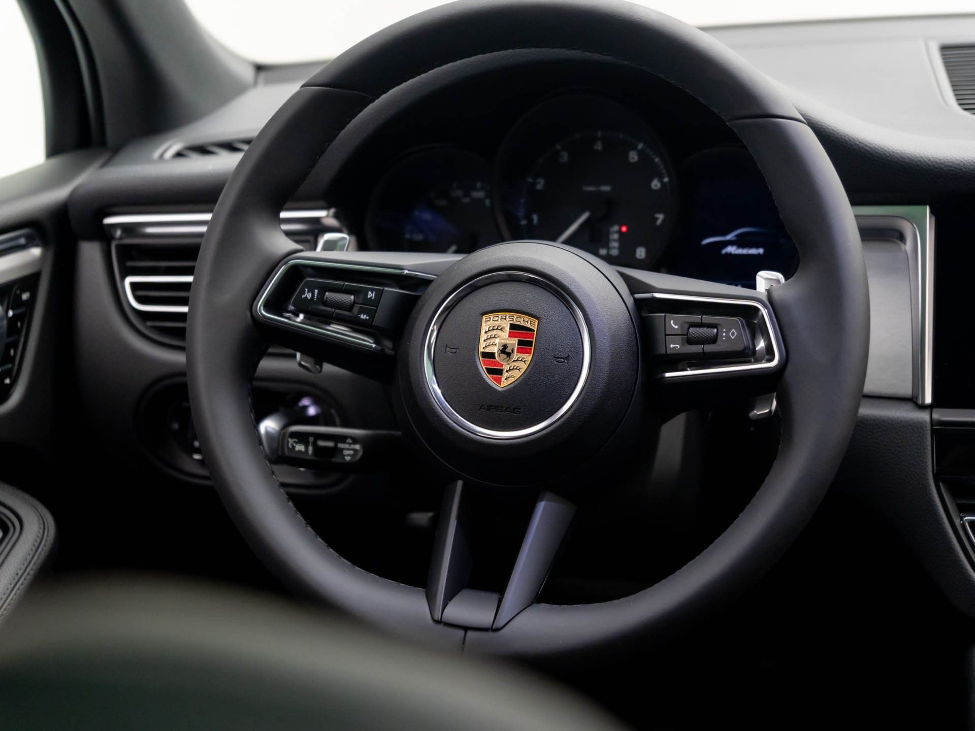 2025 Porsche Macan photo 11