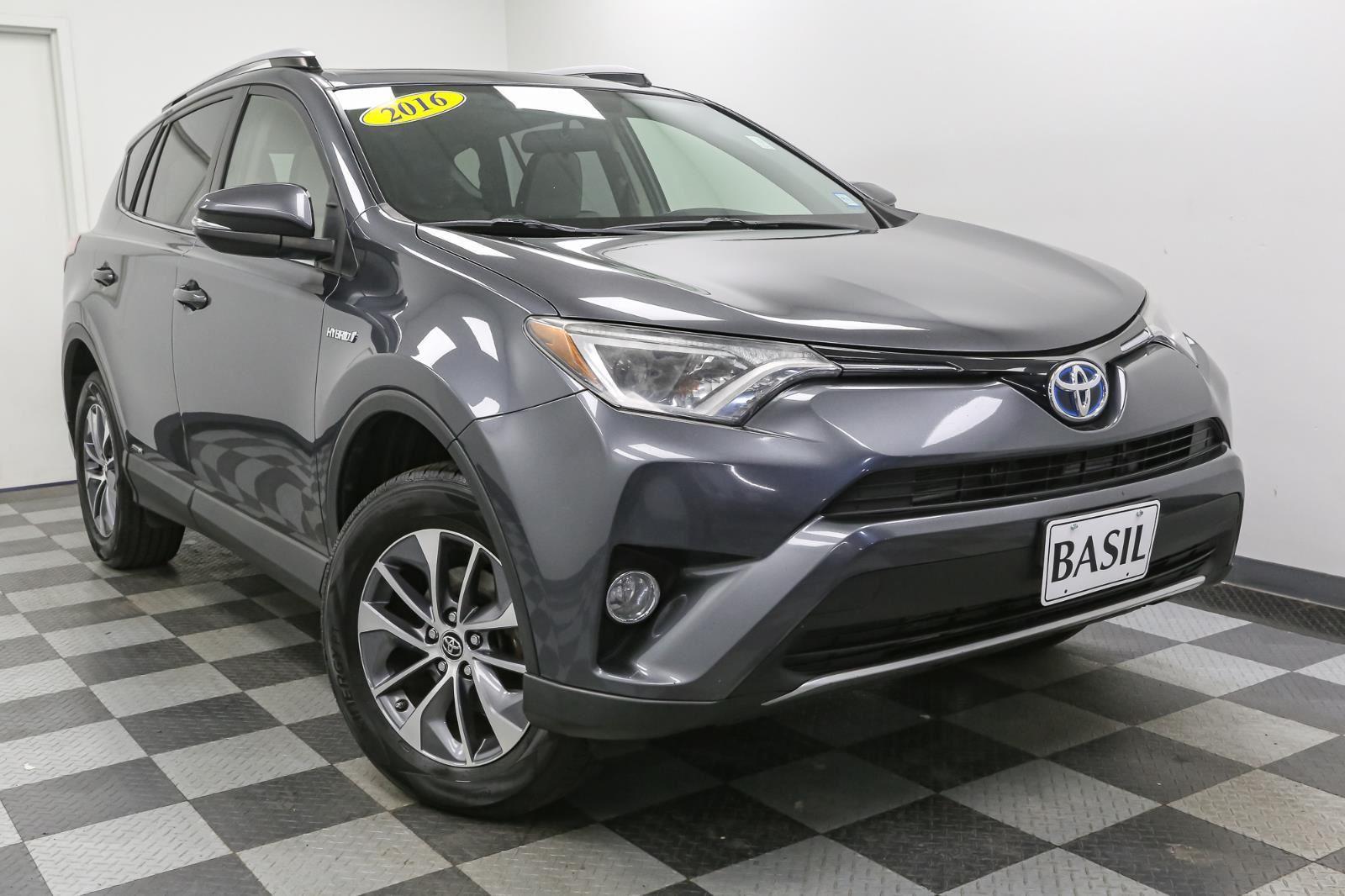 2016 Toyota RAV4 Hybrid XLE photo 2