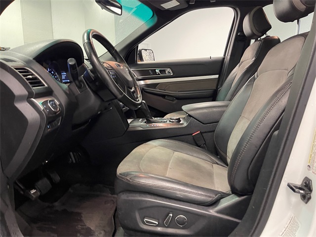 2017 Ford Explorer XLT photo 2