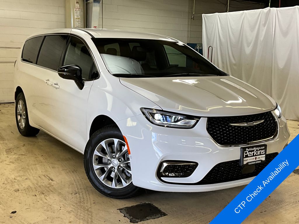 2026 Chrysler Pacifica Select's photo