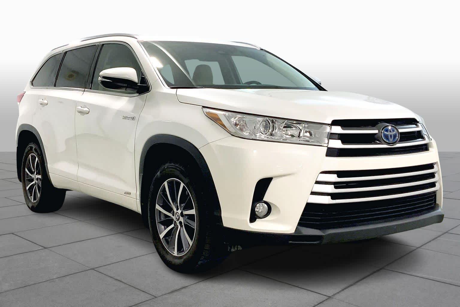Used 2017 Toyota Highlander XLE with VIN 5TDJGRFH3HS026943 for sale in Kansas City