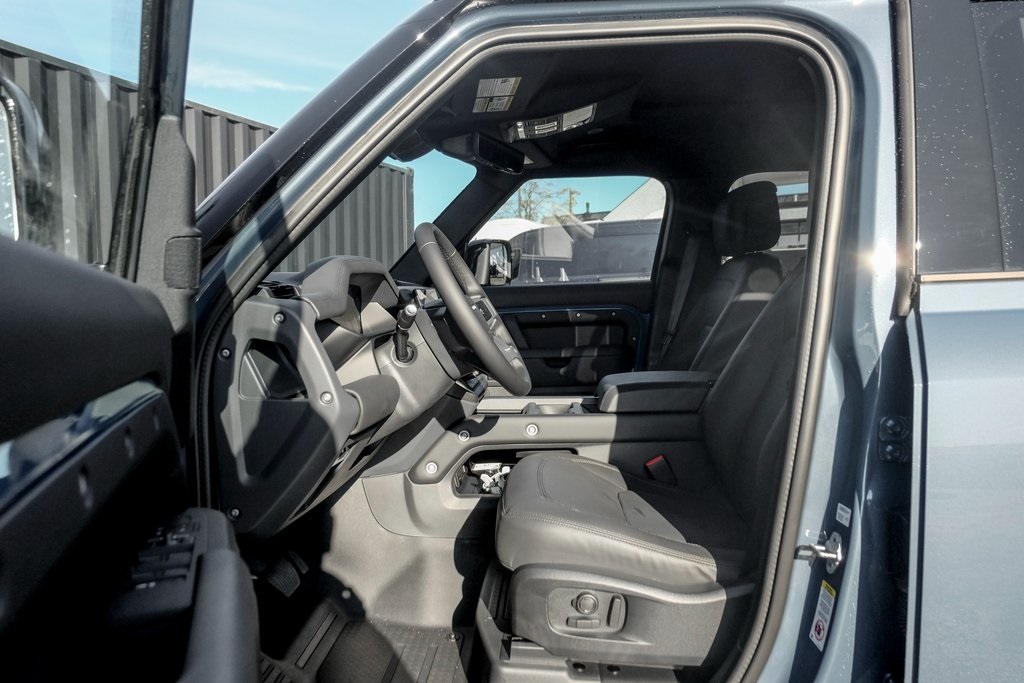 2025 Land Rover Defender 110 S photo 10