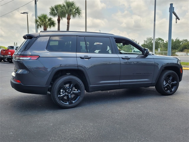 2025 Jeep Grand Cherokee Laredo photo 2