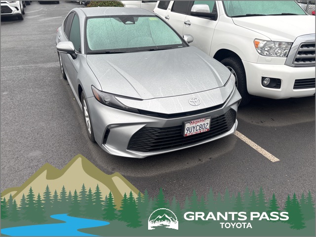 2025 Toyota Camry LE's photo