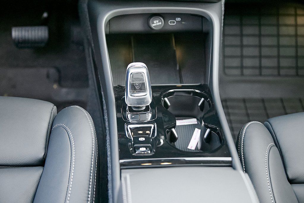2026 VOLVO XC40 - Image 28