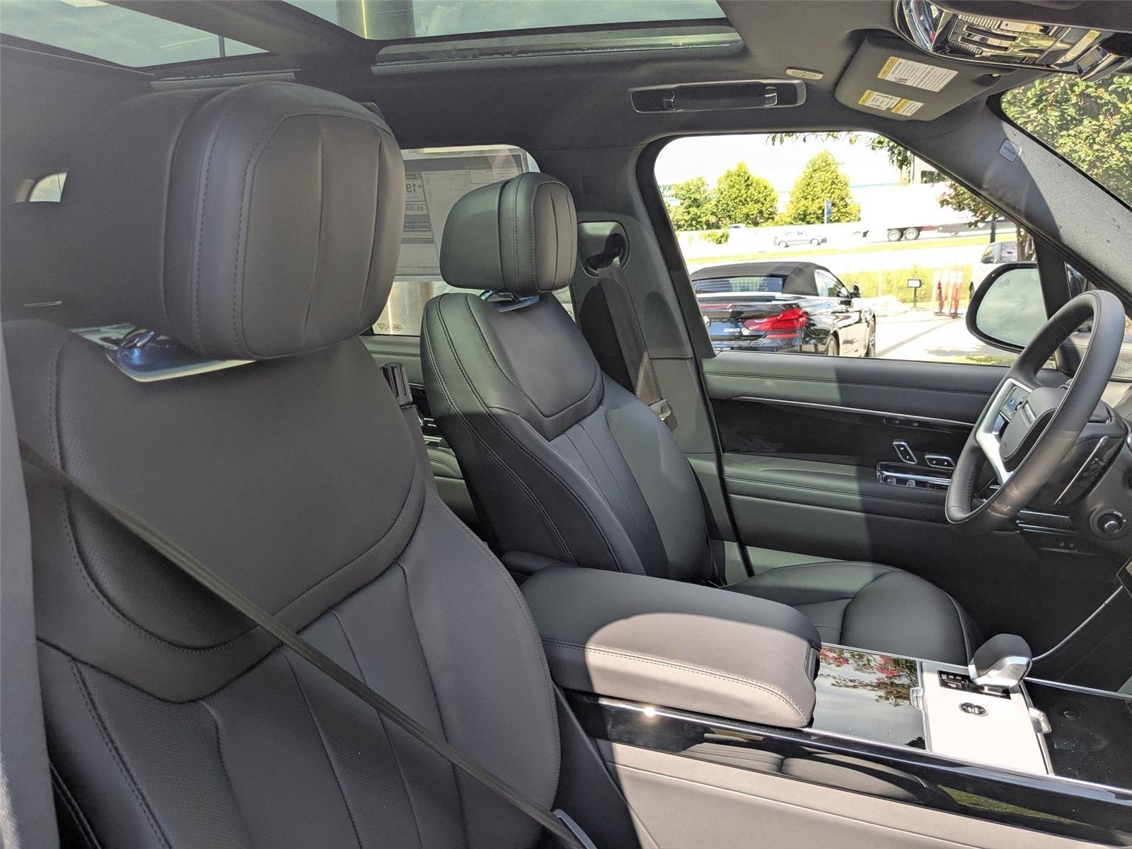 2025 Land Rover Range Rover SE photo 18