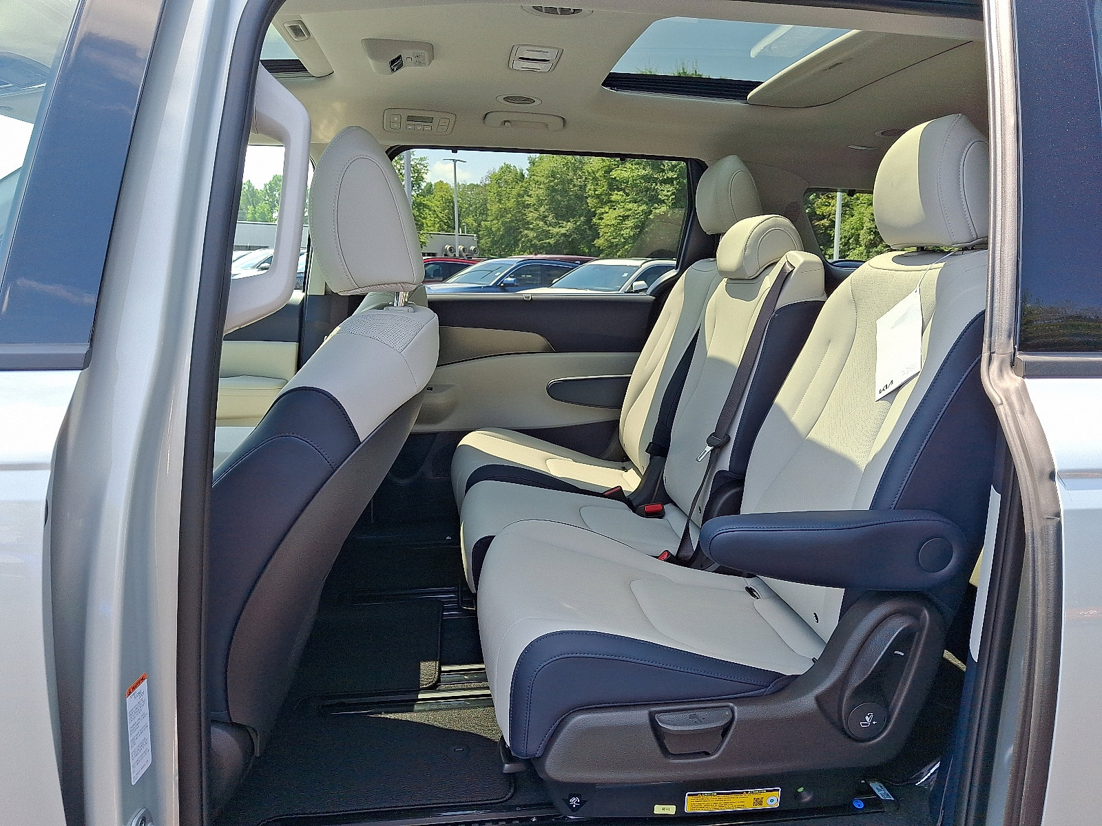 2026 Kia Carnival SX photo 4