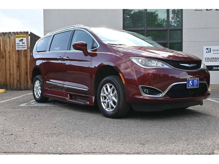 2020 Chrysler Pacifica Touring L photo 3