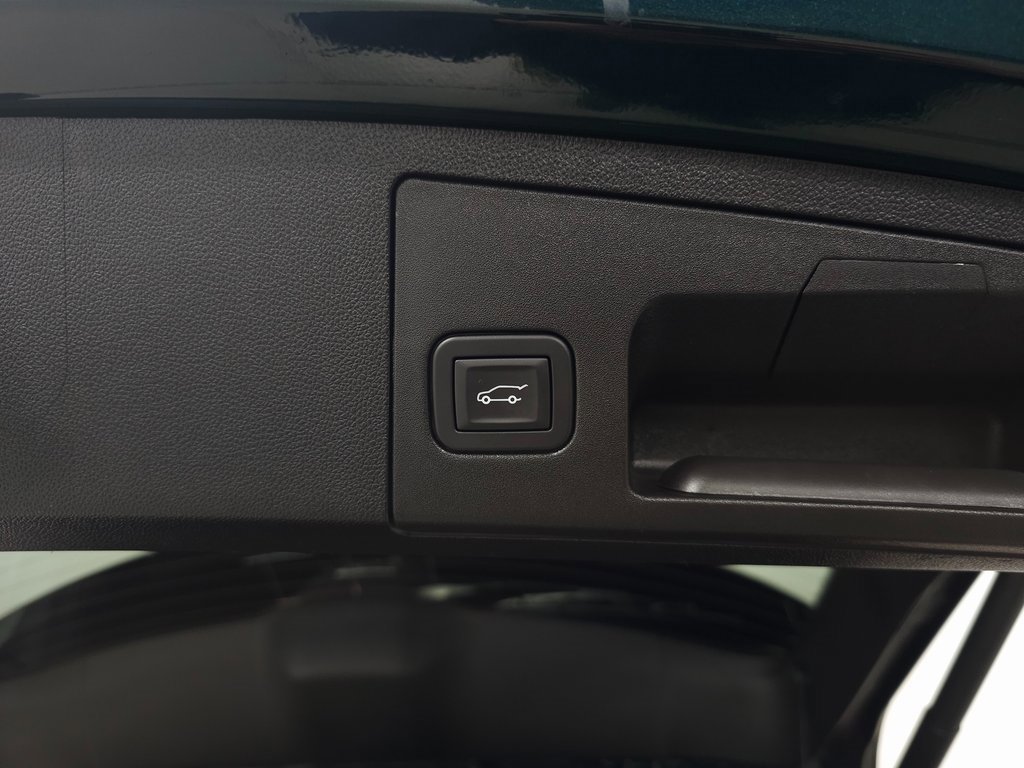 2025 Cadillac XT4 Premium Luxury photo 4