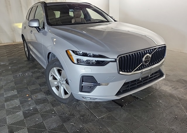 2022 Volvo XC60 Momentum's photo