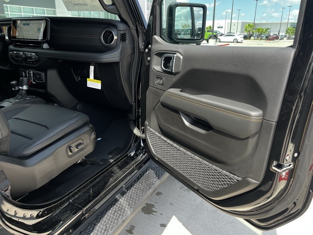 2025 Jeep Wrangler Sahara photo 20
