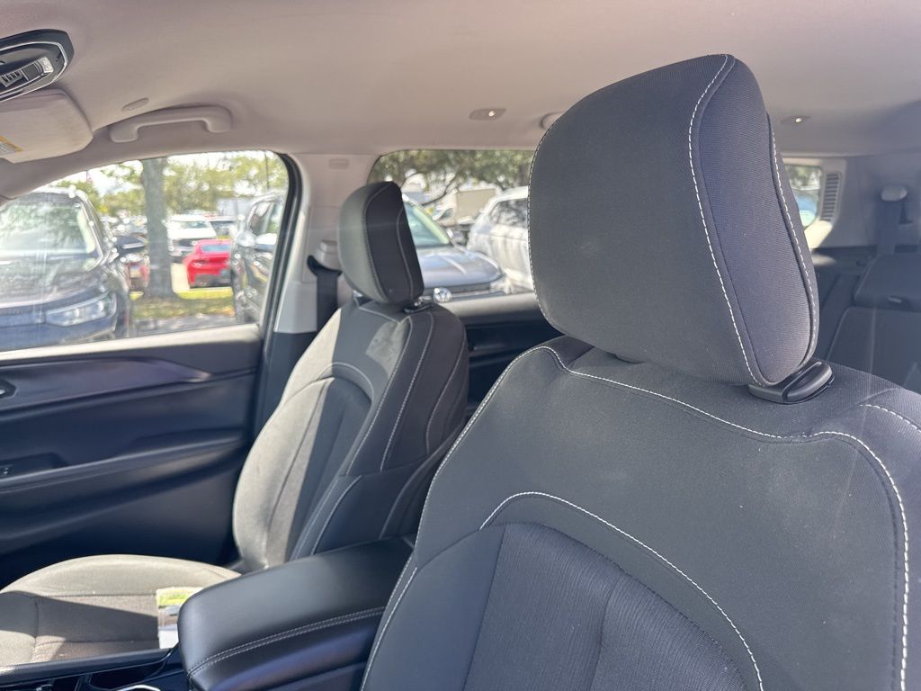 2023 Jeep Grand Cherokee Laredo photo 7