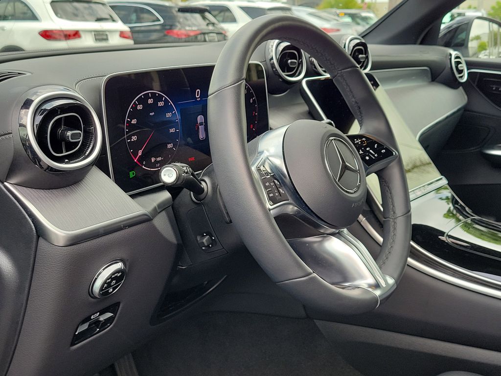 2025 Mercedes Benz GLC 300 photo 9