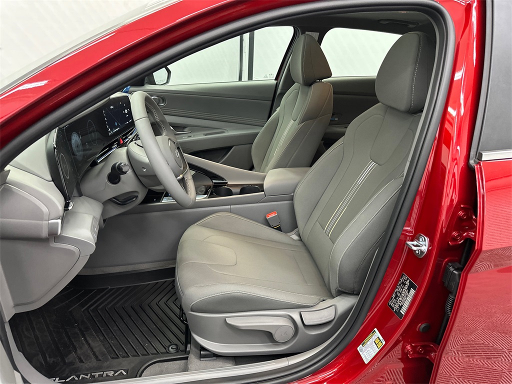 2025 Hyundai Elantra SEL Convenience photo 9