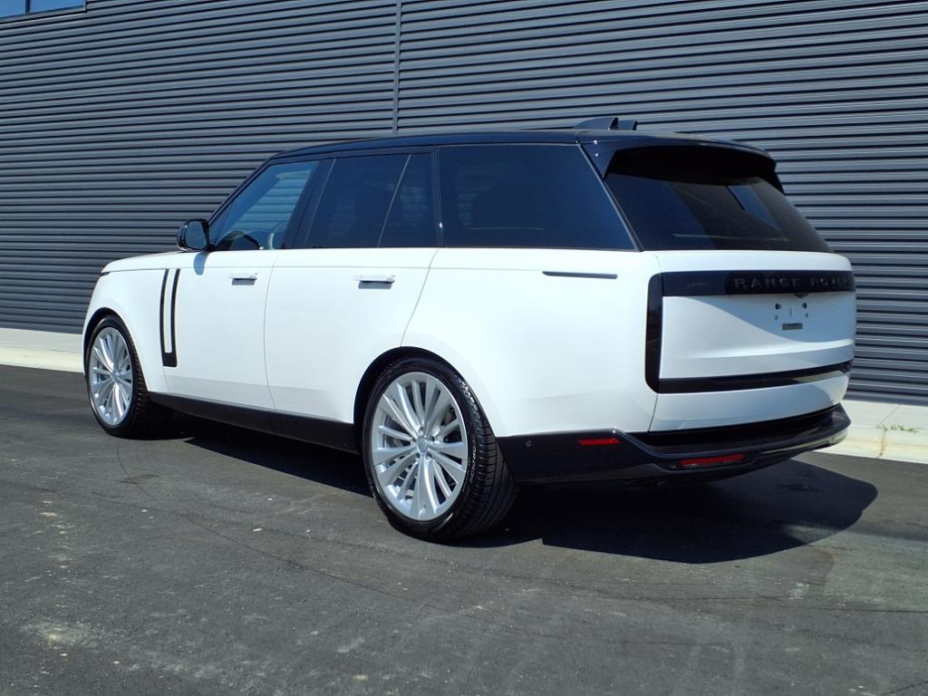 2024 Land Rover Range Rover SE photo 3