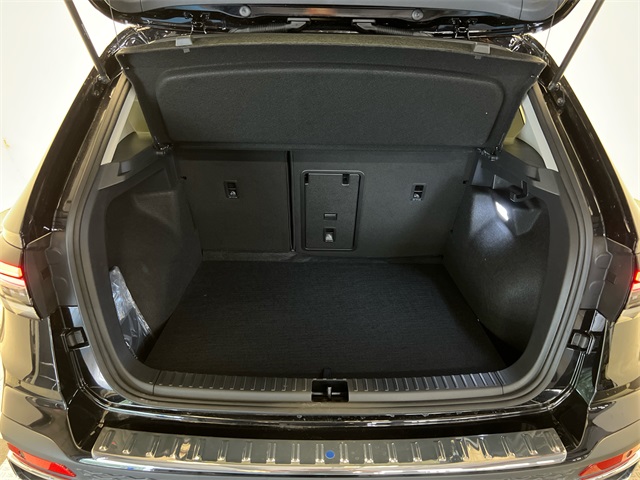 2025 Volkswagen Taos SE photo 4