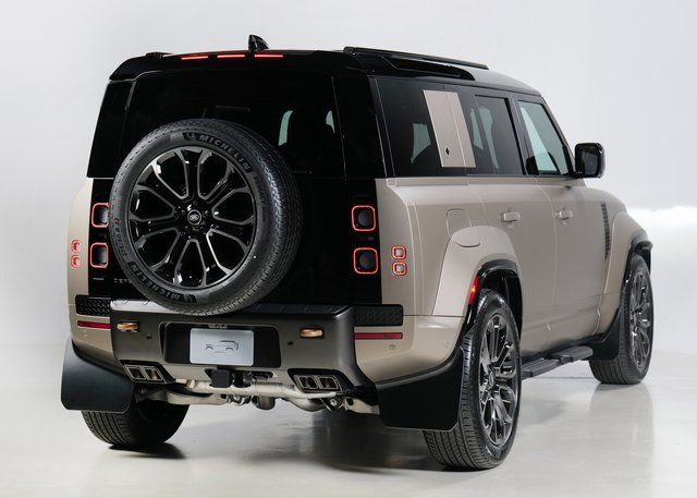 2025 Land Rover Defender 110 photo 2