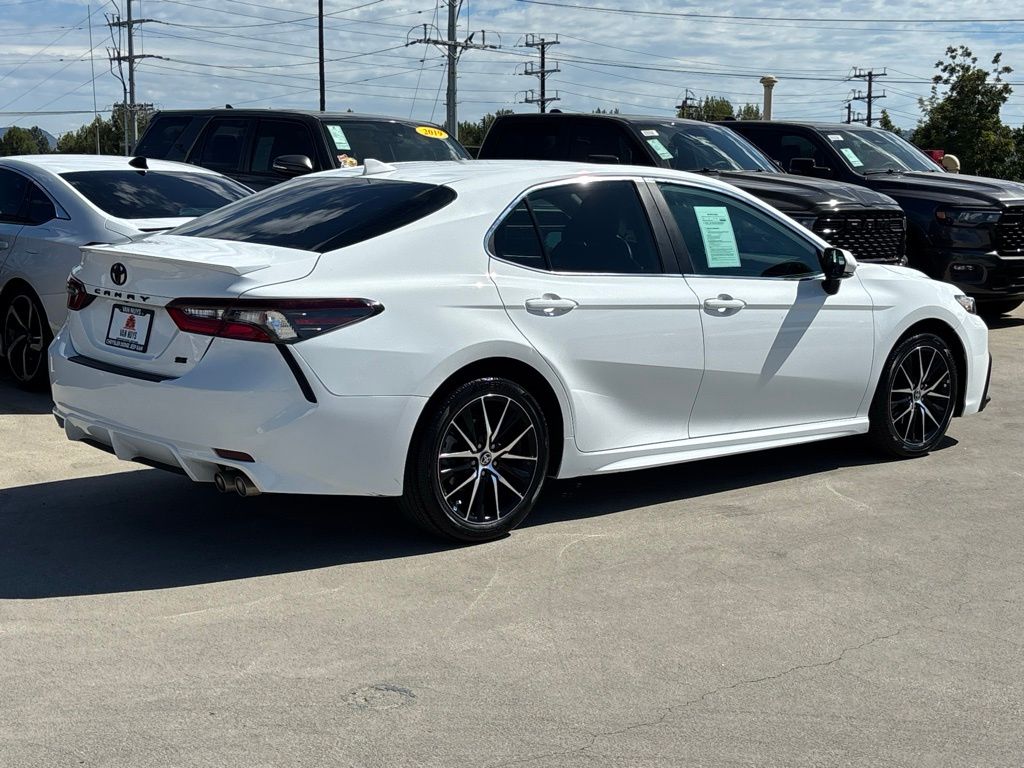 2022 Toyota Camry SE photo 3