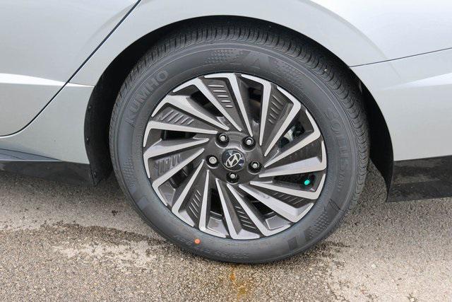 New 2025 Silver Hyundai SEL image 5