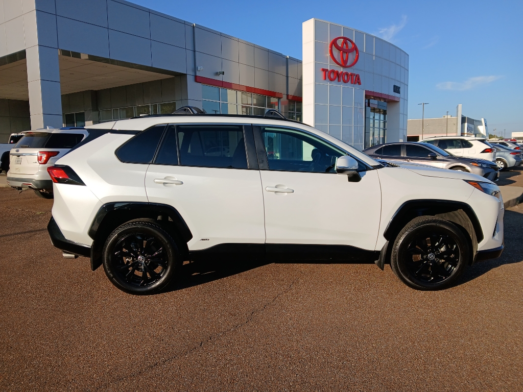 2023 Toyota RAV4 SE's photo