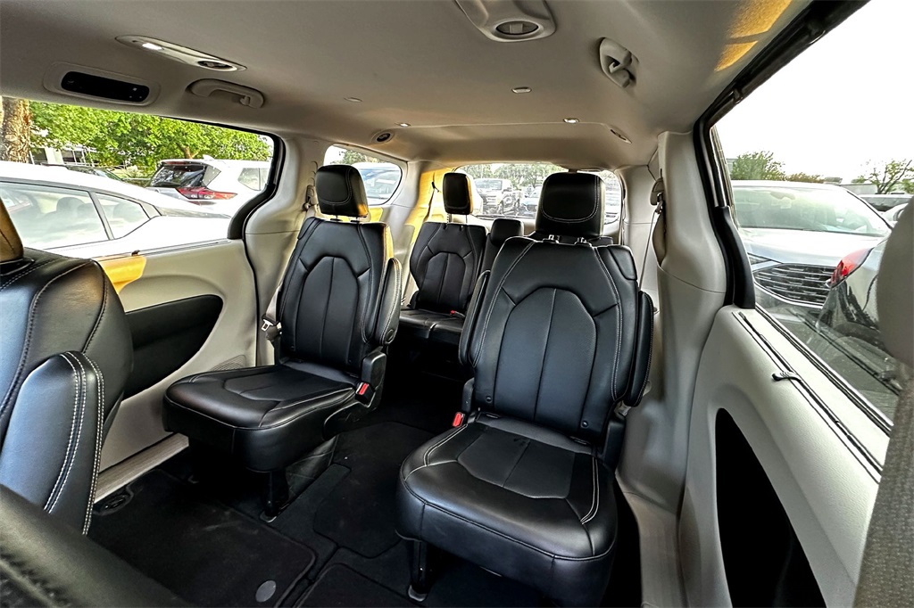 2024 Chrysler Pacifica Touring L photo 8