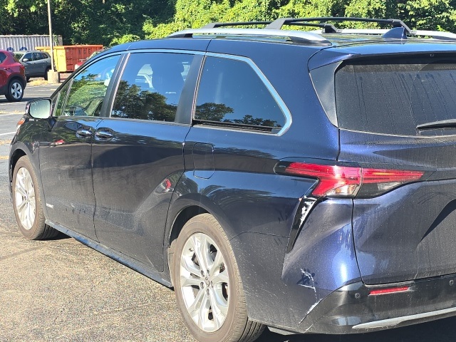 2021 Toyota Sienna Platinum photo 3