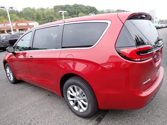 2026 Chrysler Pacifica photo 3