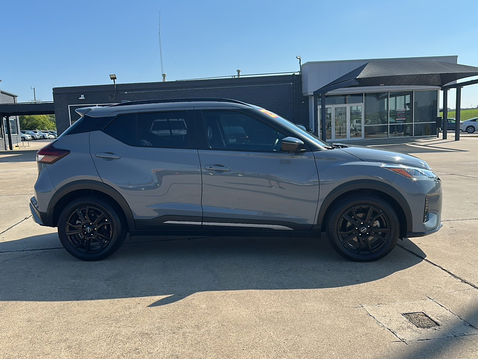 2023 Nissan Kicks SR photo 2
