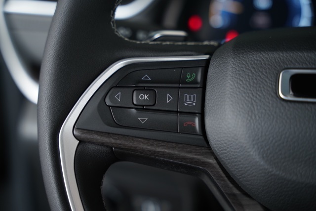 2025 Jeep Grand Cherokee Limited photo 3