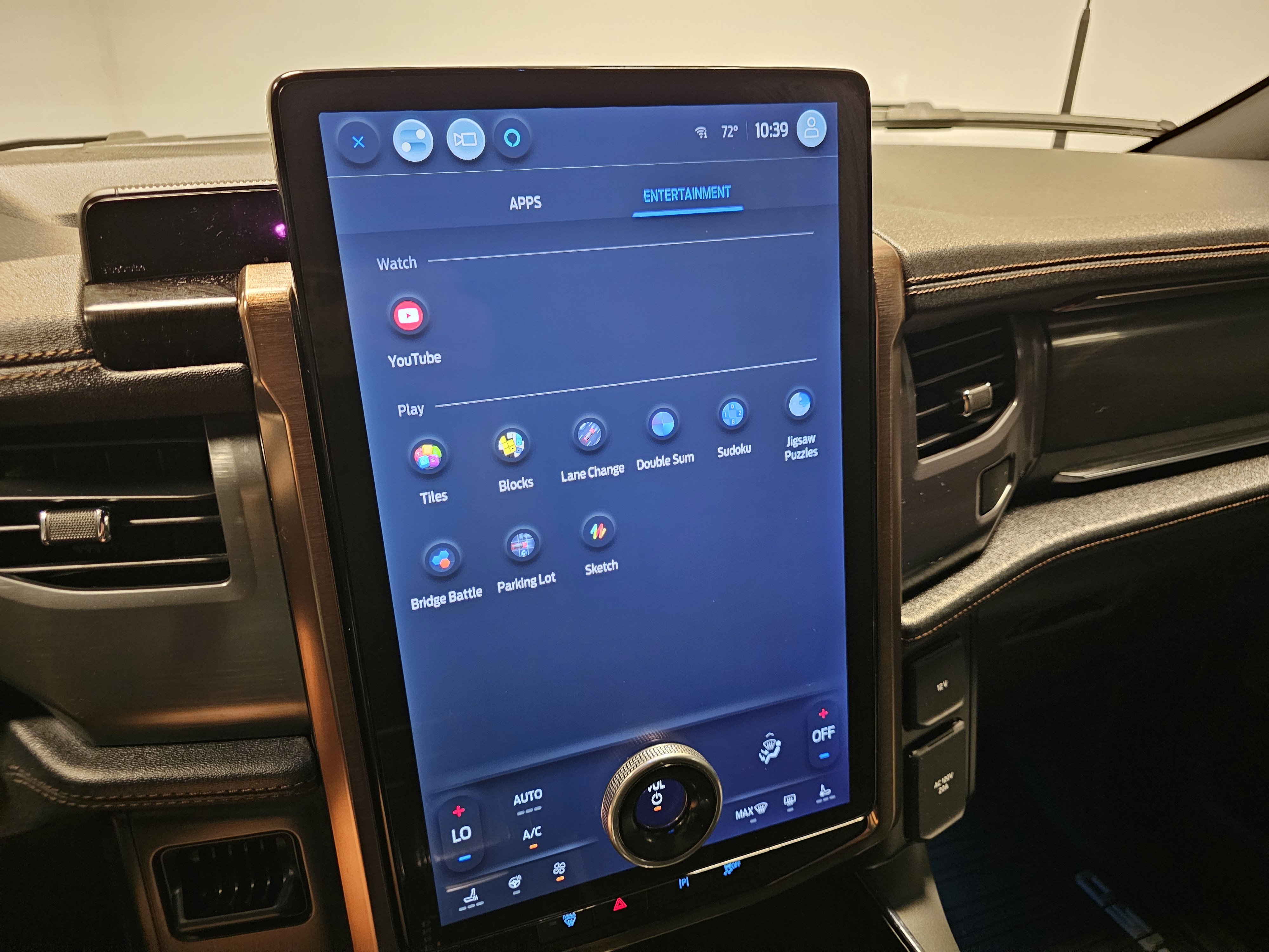 2022 Ford F-150 Lightning Lariat photo 5
