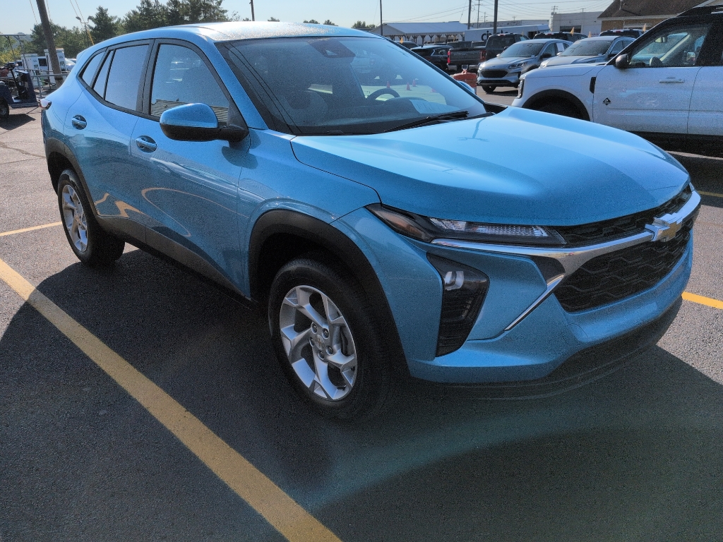 2025 Chevrolet Trax LS photo 2