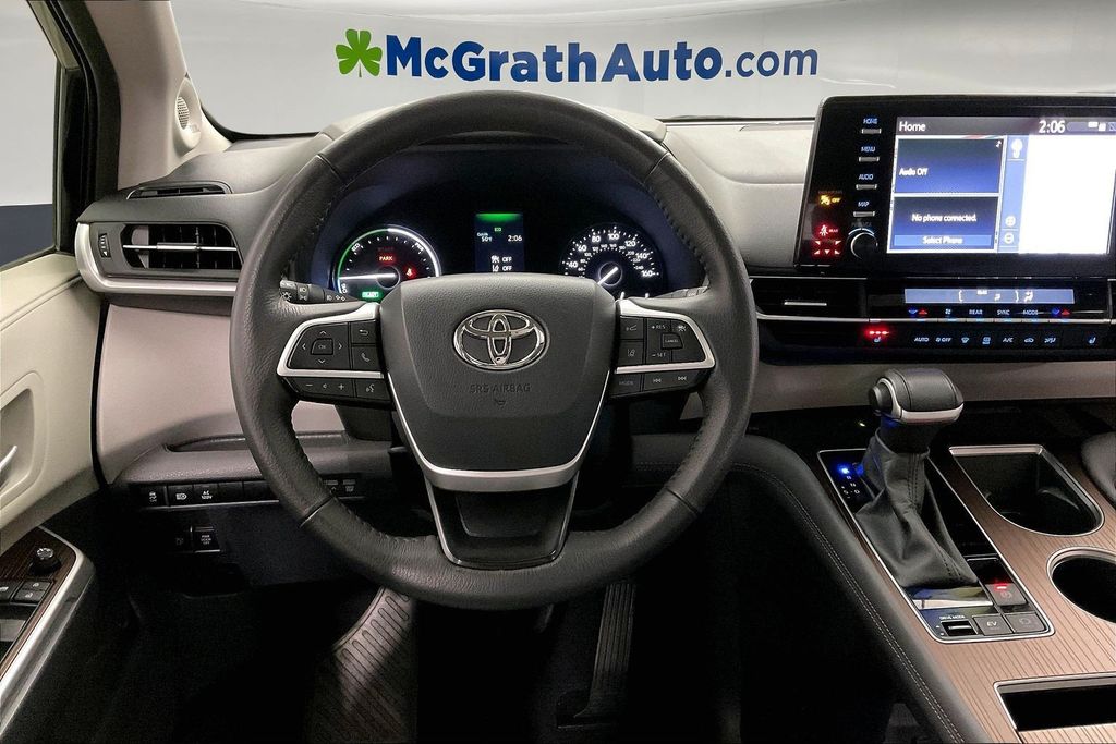 2024 Toyota Sienna XLE photo 3