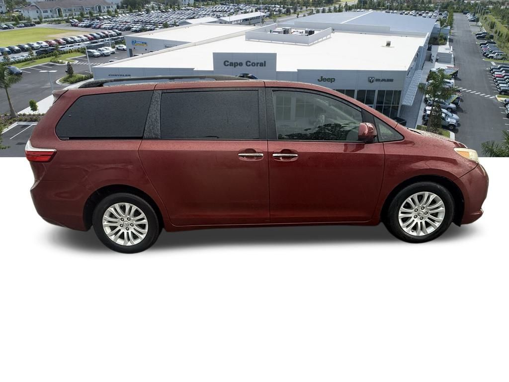 2017 Toyota Sienna L photo 2