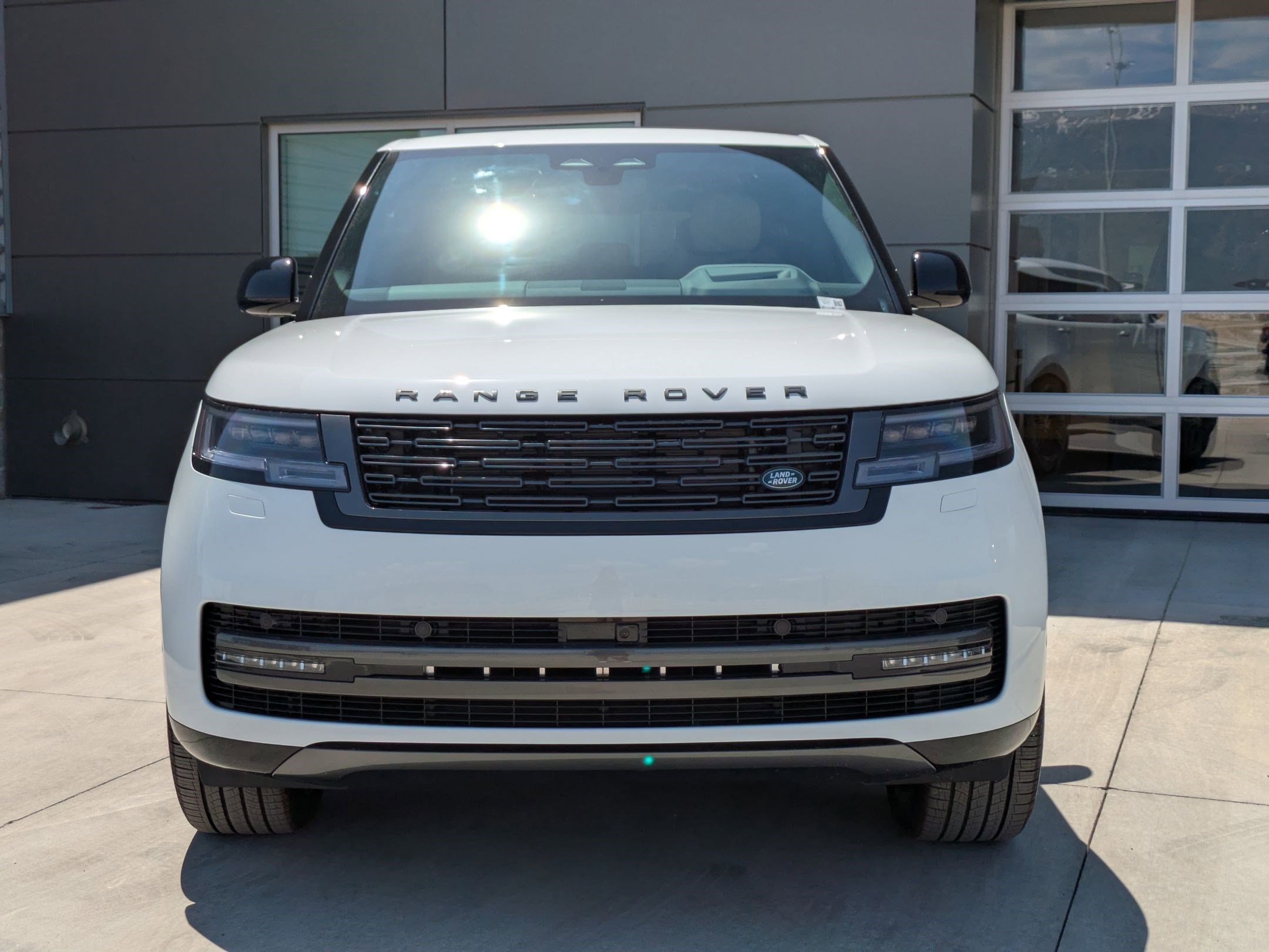2025 Land Rover Range Rover SE photo 2