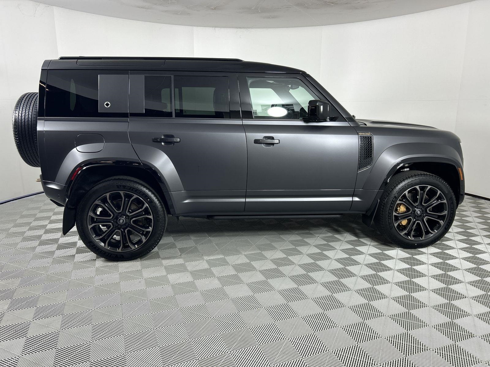 2025 Land Rover Defender 110 photo 6