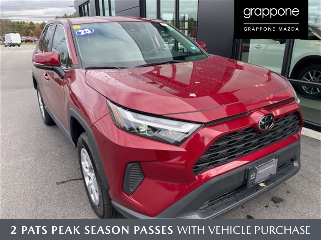 2025 Toyota RAV4 LE's photo