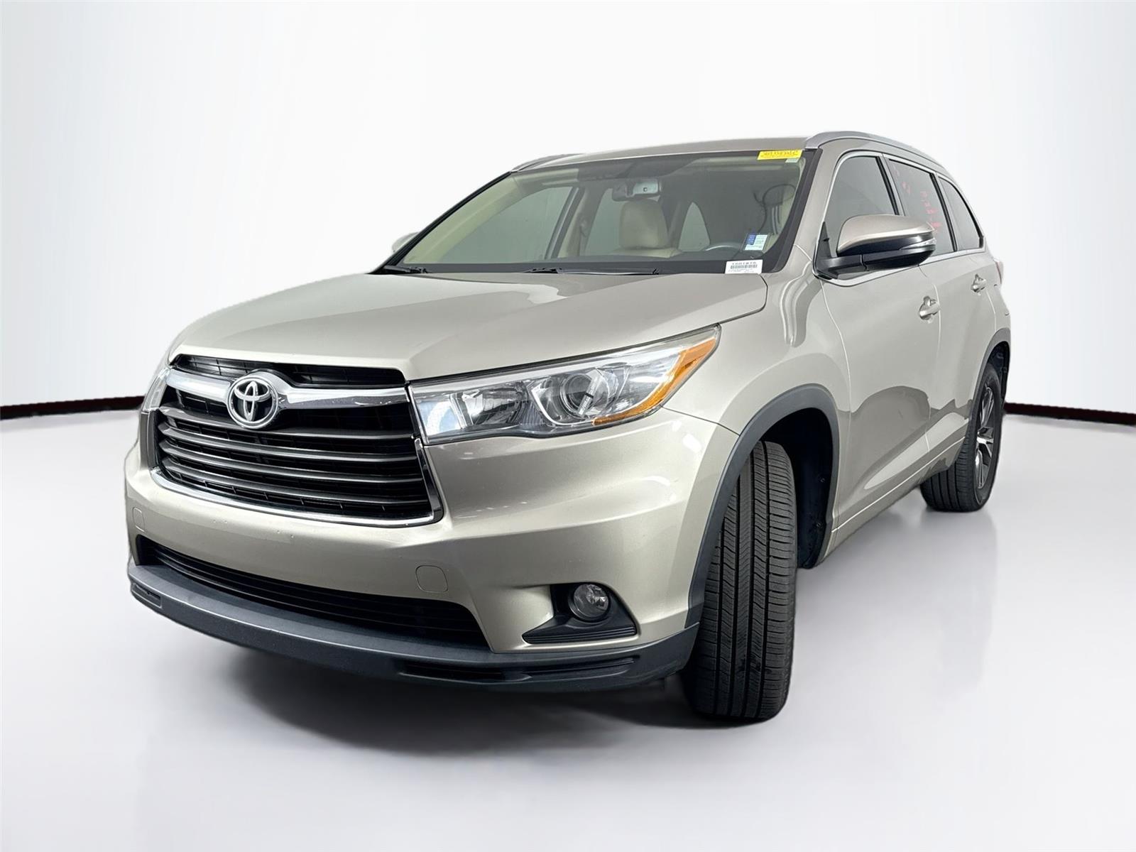 2016 Toyota Highlander Base Hybrid photo 2