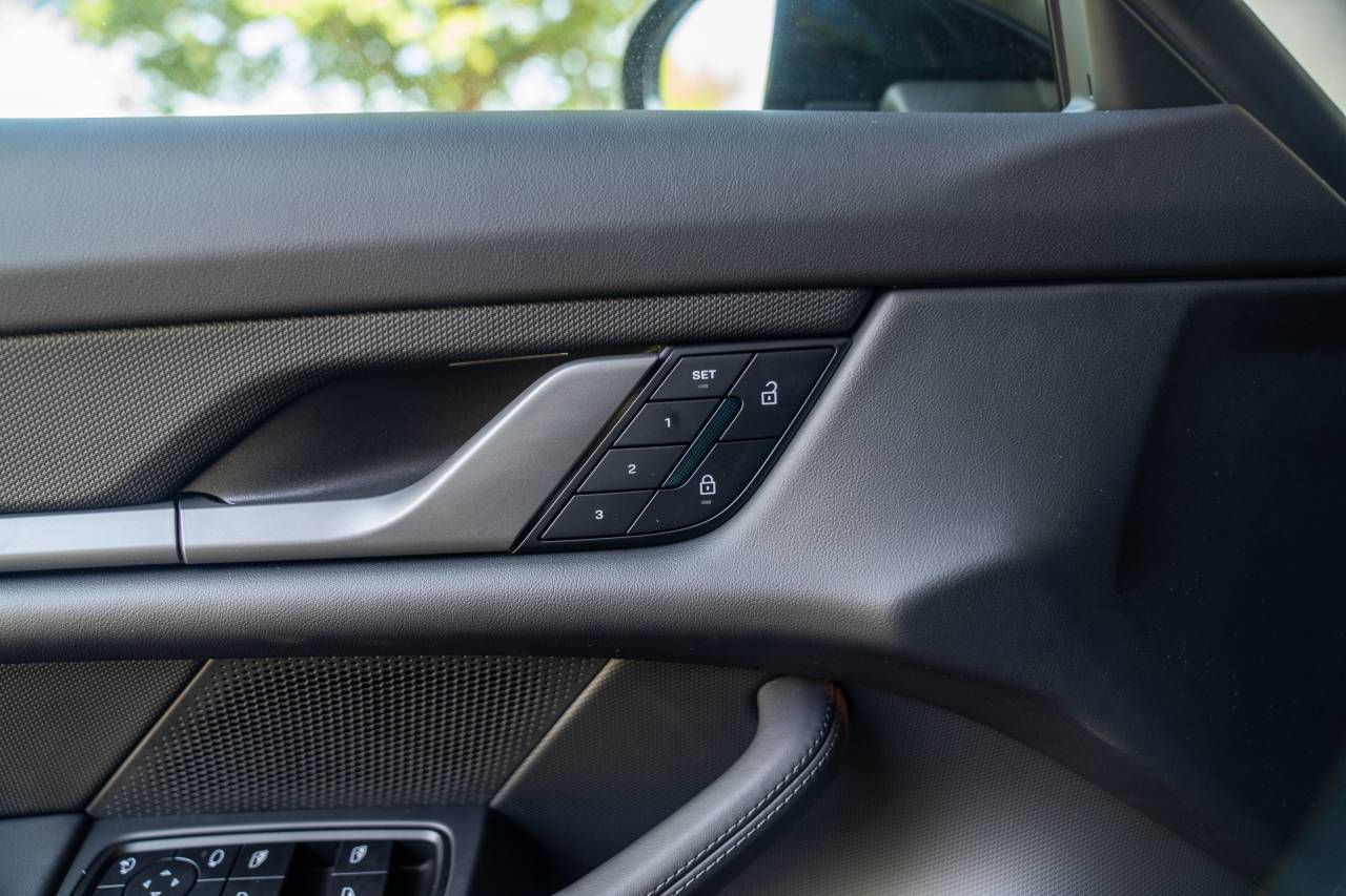 2025 Porsche Taycan 4 photo 24