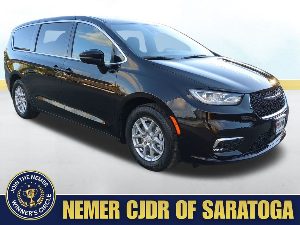 2026 Chrysler Pacifica Select's photo