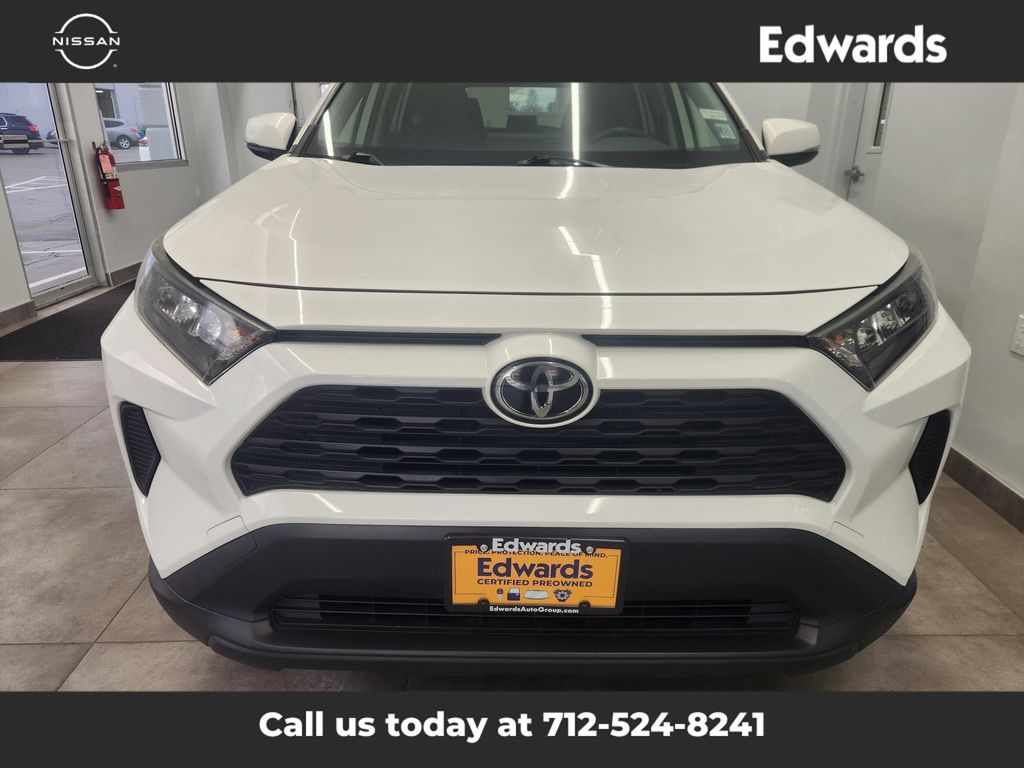 2019 Toyota RAV4 LE photo 3