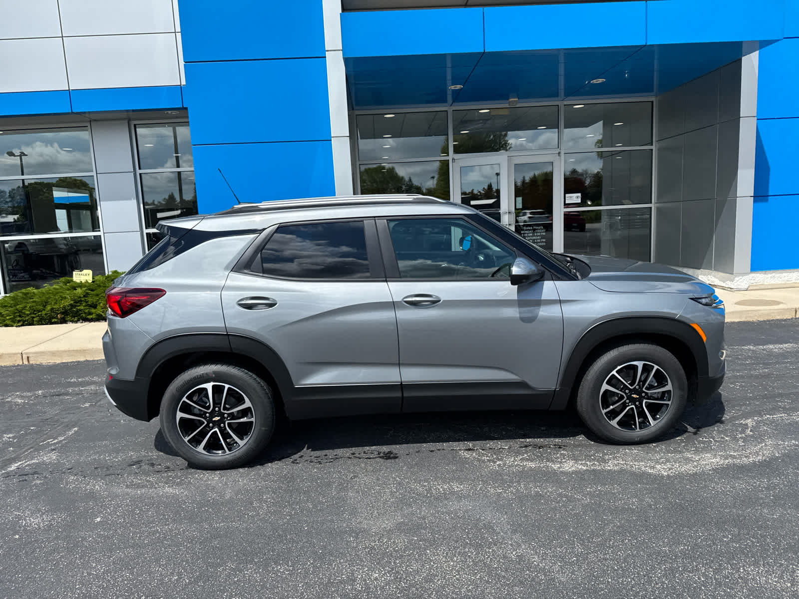 2025 Chevrolet Trailblazer LT photo 2