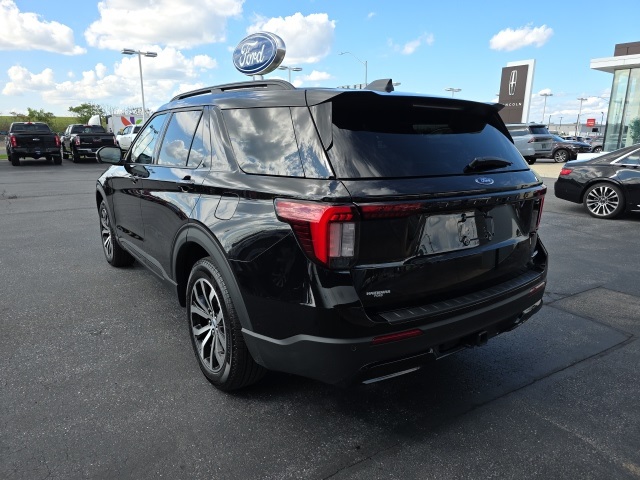 2025 Ford Explorer ST-Line photo 2