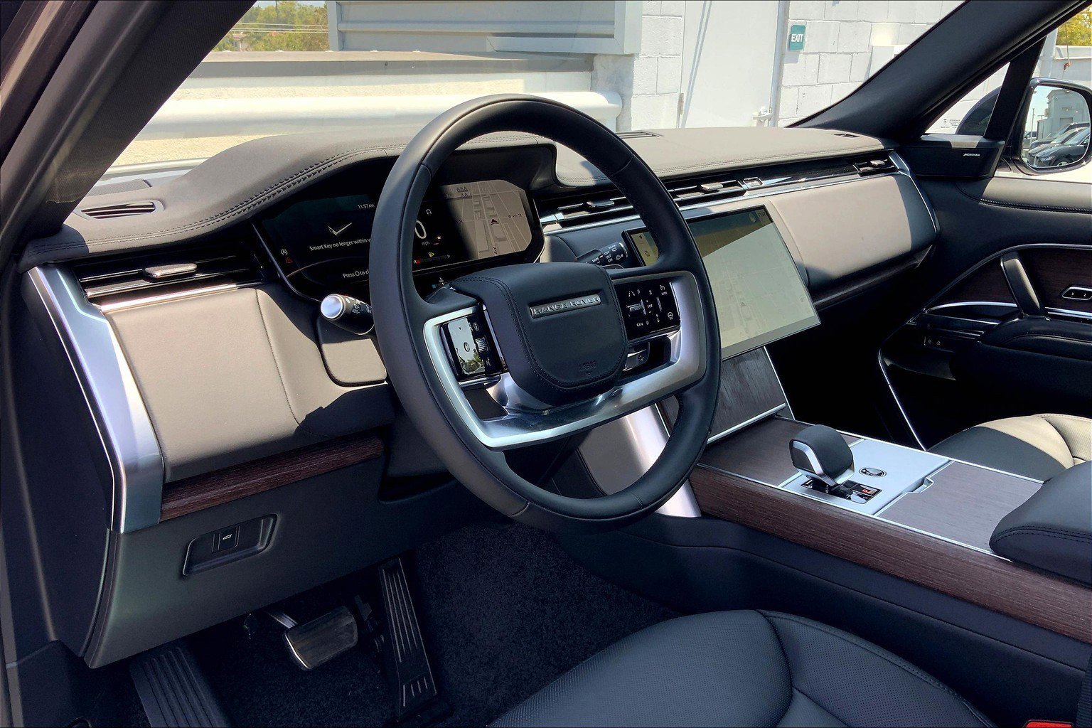 2025 Land Rover Range Rover SE photo 3