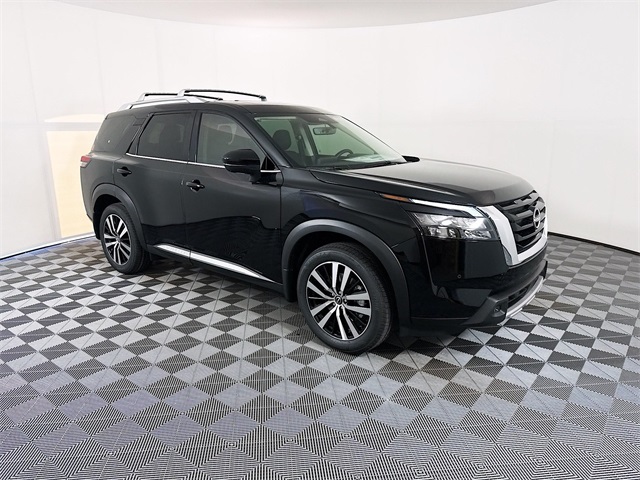 2025 Nissan Pathfinder Platinum's photo