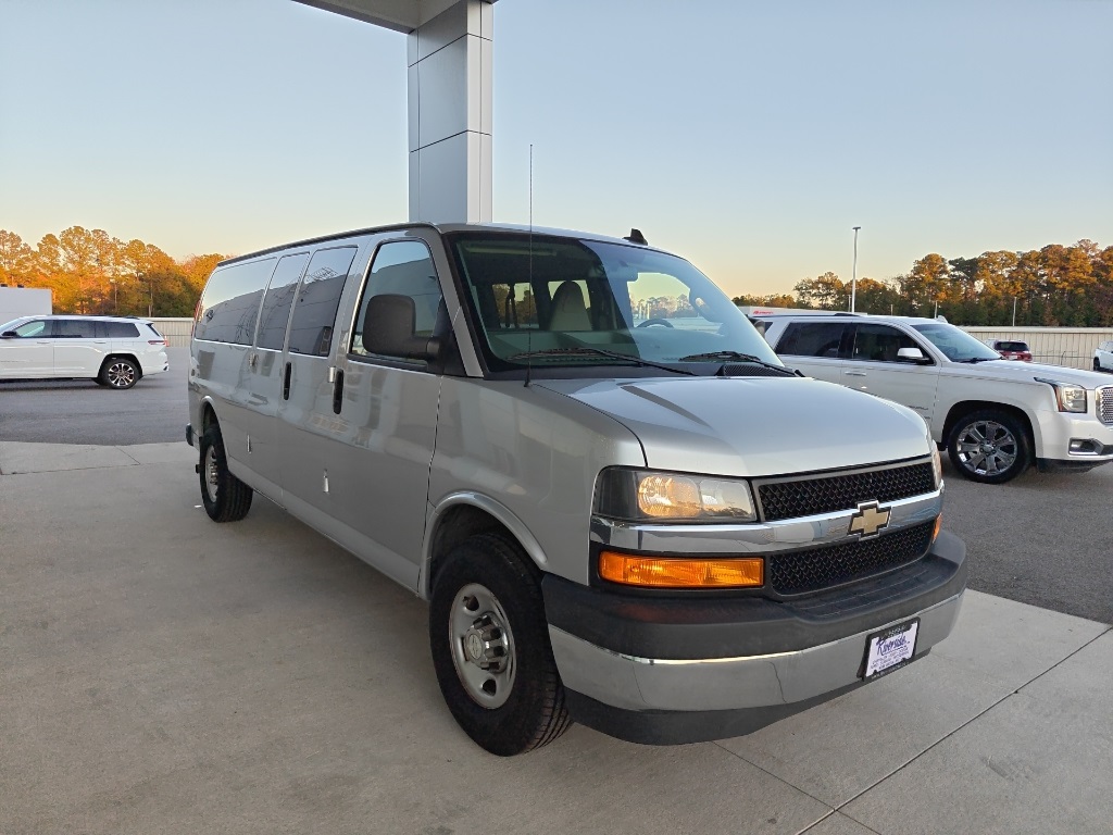 2018 Chevrolet Express Passenger LT's photo
