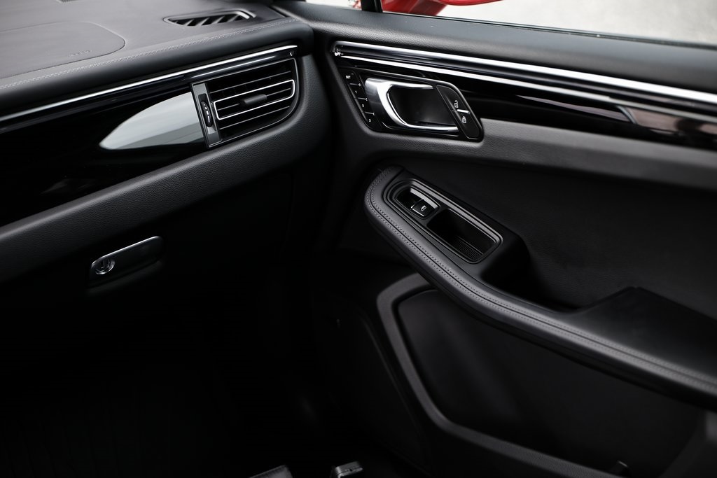 2025 Porsche Macan T photo 30
